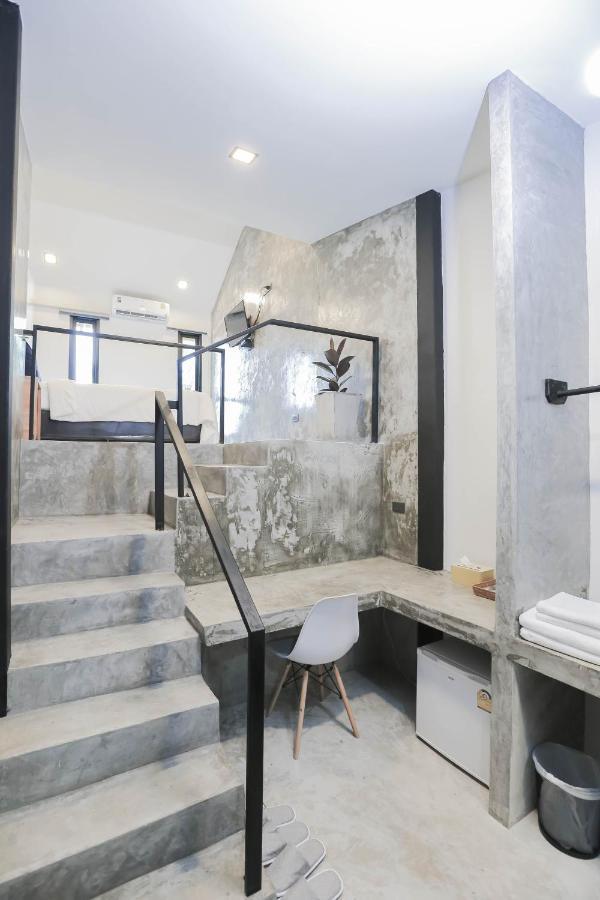 In My Place Cafotel Khlong Thom Esterno foto