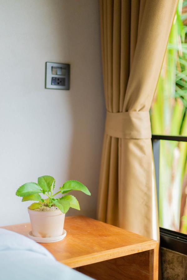 In My Place Cafotel Khlong Thom Esterno foto