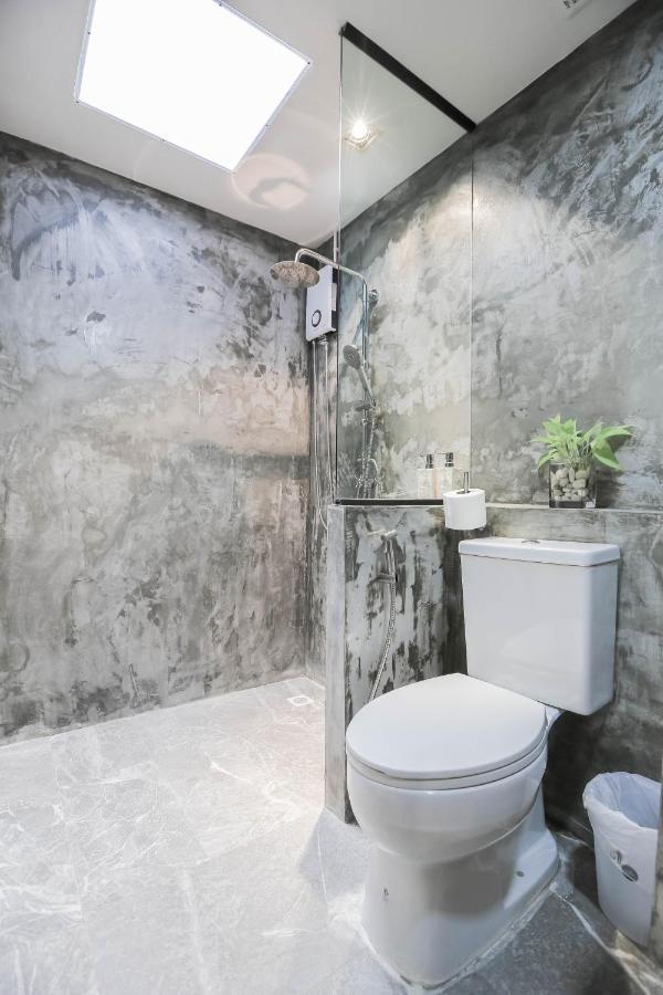 In My Place Cafotel Khlong Thom Esterno foto